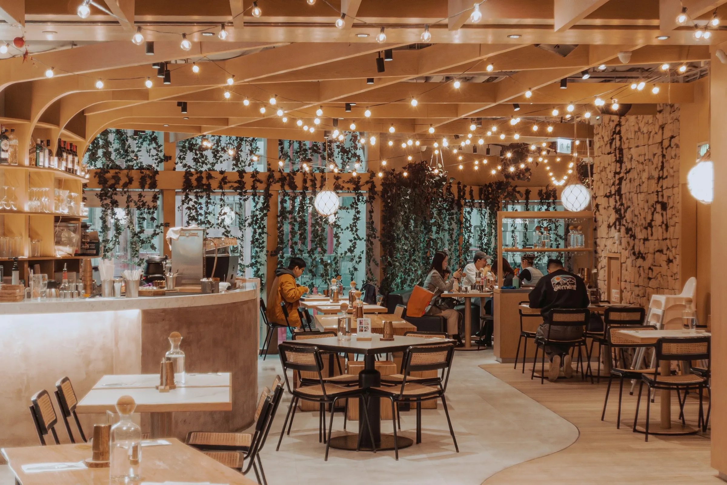 Tecnología invisible en restaurantes: clima por zonas, escenas de servicio y consumo a medio gas